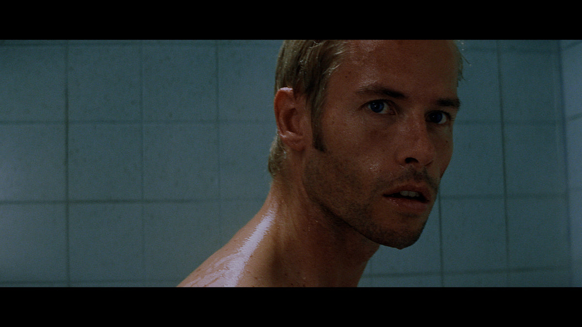 Still from KEEPSAKES: Christopher Nolan's Memento 25th Anniversary (2000) 4K & Blu-ray Collector's Editions (+All Merch)